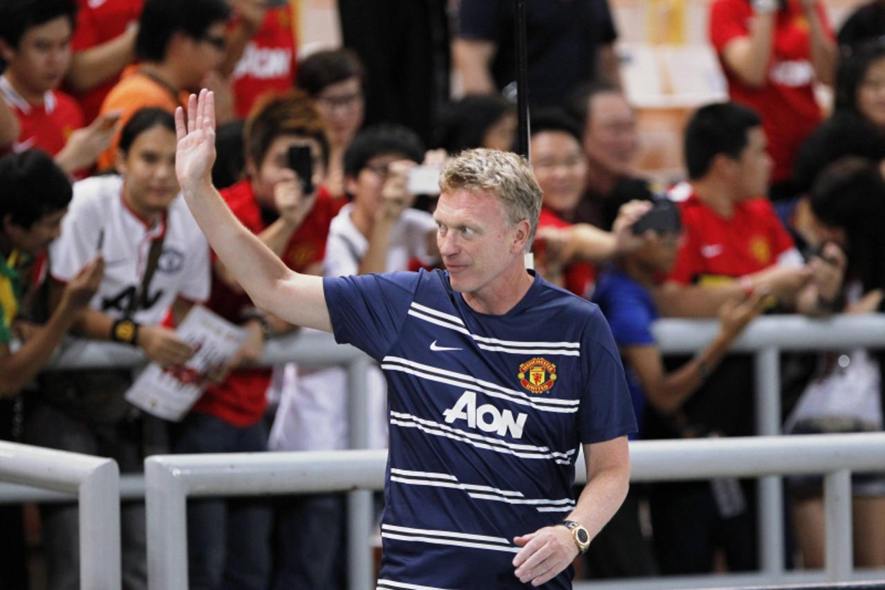 'Manchester United Manager David Moyes waves to fans before their friendly soccer match against the Thailand Singha All Stars at the Rajamangala national stadium in Bangkok July 13, 2013.     REUTERS/