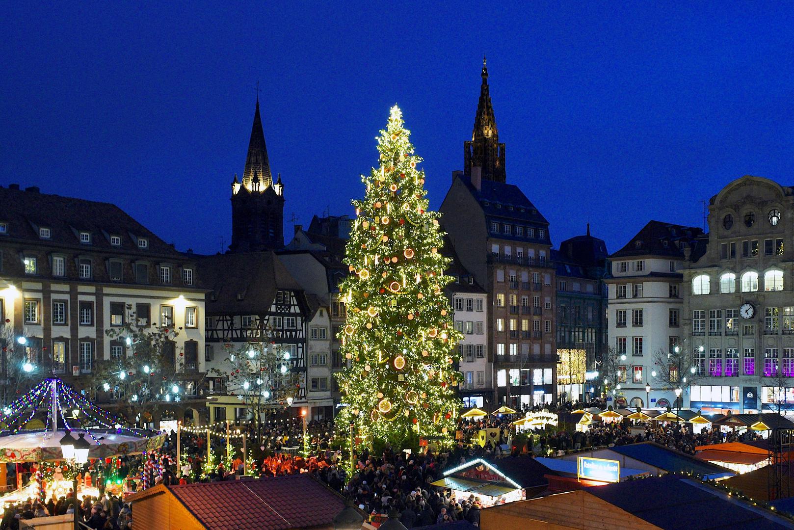 Strasbourg, Francuska – Christkindelsmärik: Strasbourg je poznat kao ‘glavni grad Božića’ i dom je jednog od najstarijih europskih božićnih sajmova, Christkindelsmärik, koji datira iz 1570. godine. Smješten u staroj gradskoj jezgri, ovaj sajam s više od 300 štandova osvjetljava grad i privlači posjetitelje tradicionalnim francuskim i alzaškim specijalitetima, božićnim ukrasima i jedinstvenom atmosferom koja svake godine privuče više od dva milijuna ljudi.