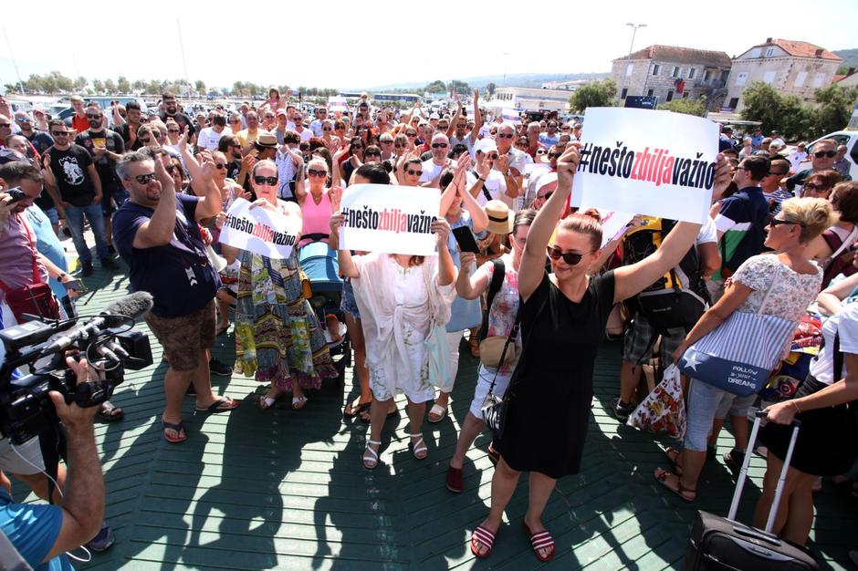 Supetar: Prosvjed za besplatni trajekt za djecu s poteškoćama u razvoju