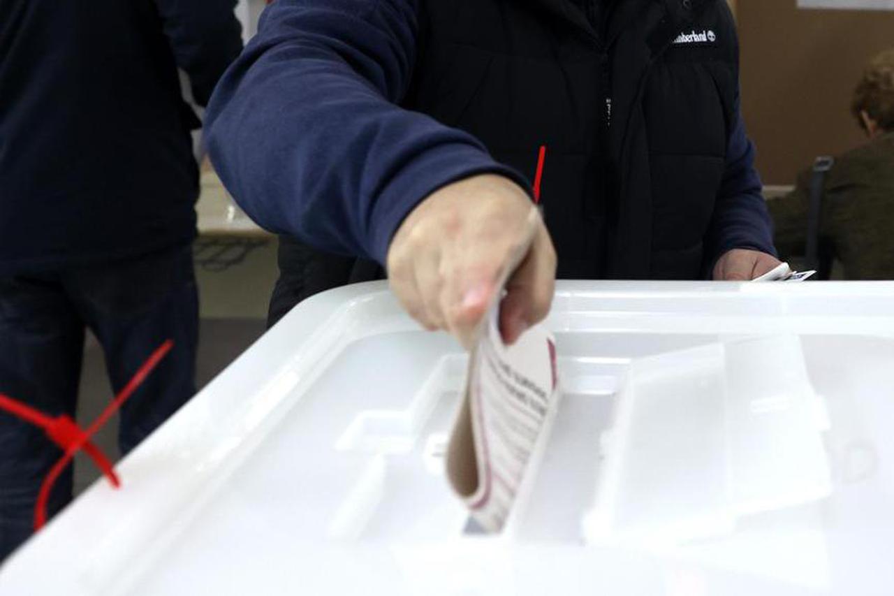 Sarajevo: Otvorena glasačka mjesta, građani izašli na izbore