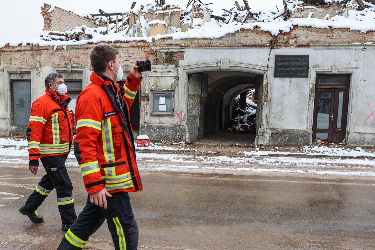 Vatrogasci proveli svoje austrijske i njemačke kolege po razrušenoj Petrinji