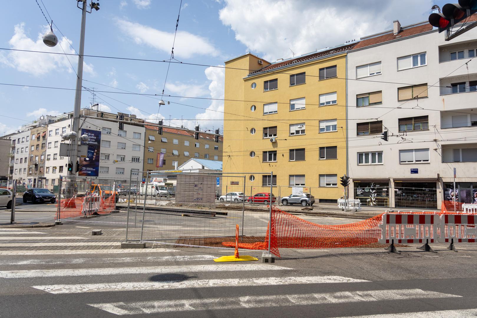 Putnike umjesto toga prevozi izvanredna autobusna linija. 
