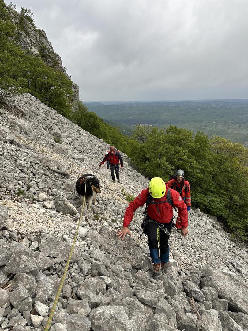Prvoga dana na teren je izašlo šest članova HGSS stanice Rijeka. Oni nisu uspjeli locirati psa iz dva različita pristupna smjera, a spuštanjem mraka intervencija je obustavljena. 

