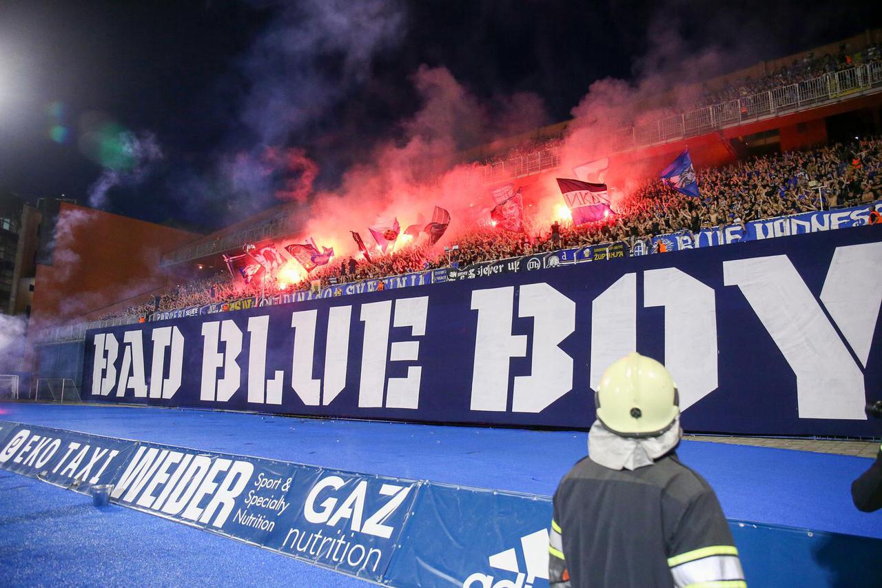 Neizostavna kulisa derbija - bakljada BBB-a i Torcide