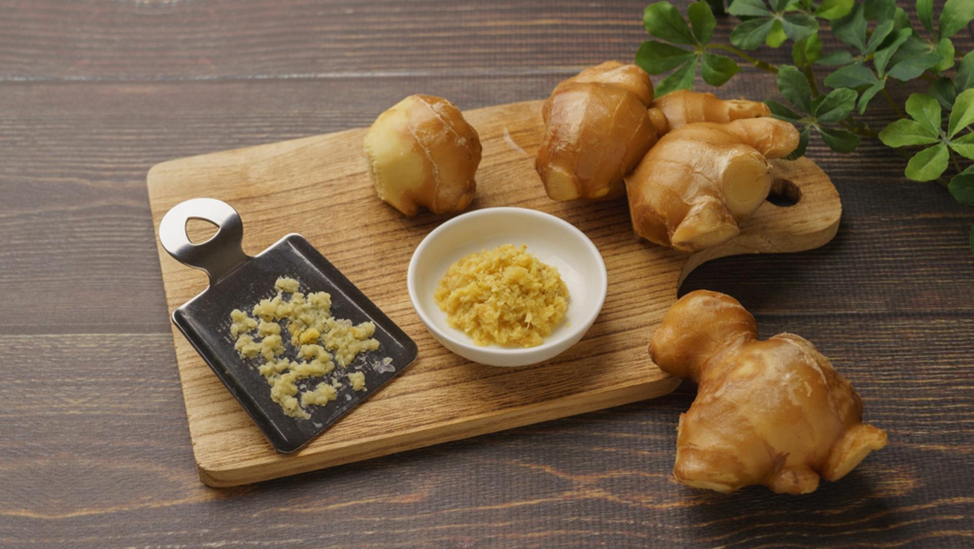 Đumbir: Ova namirnica poznata je kao prirodni 'anti-inflamatorik' koji može umanjiti mučninu i menstrualnu bol. Dodajte ga u čaj s limunom ili u povrtne wokove; i mala količina bit će dovoljna. Samo jedan do dva centimetra svježeg korijena dnevno ili jedna do dvije šalice čaja često su dovoljni za blago olakšanje.