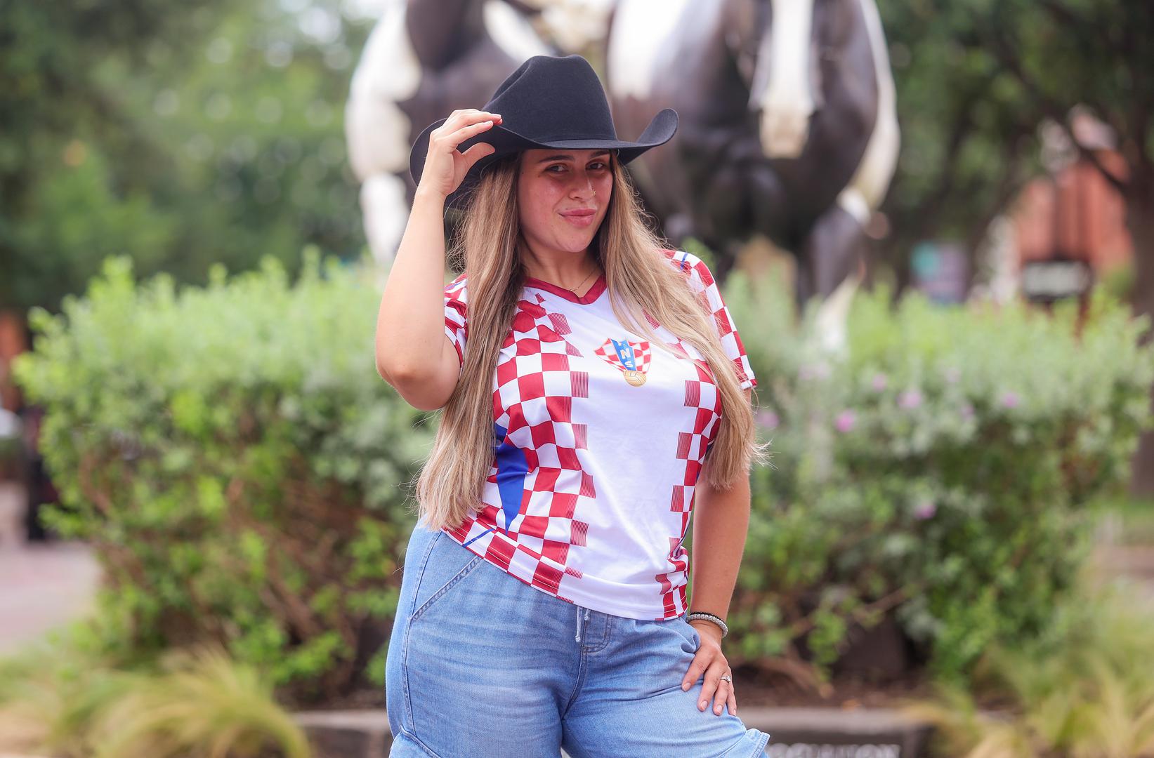 A hrvatska navijačica Una prošetala je povijesnom četvrti Fort Worth Stockyards u američkoj saveznoj državi Teksas. Fort Worth Stockyards jedna je od najpoznatijih turističkih atrakcija u Teksasu i simbol nasljeđa Divljeg zapada. Posjetitelji ondje svakodnevno mogu pratiti tradicionalno gonjenje stoke ulicama grada.
