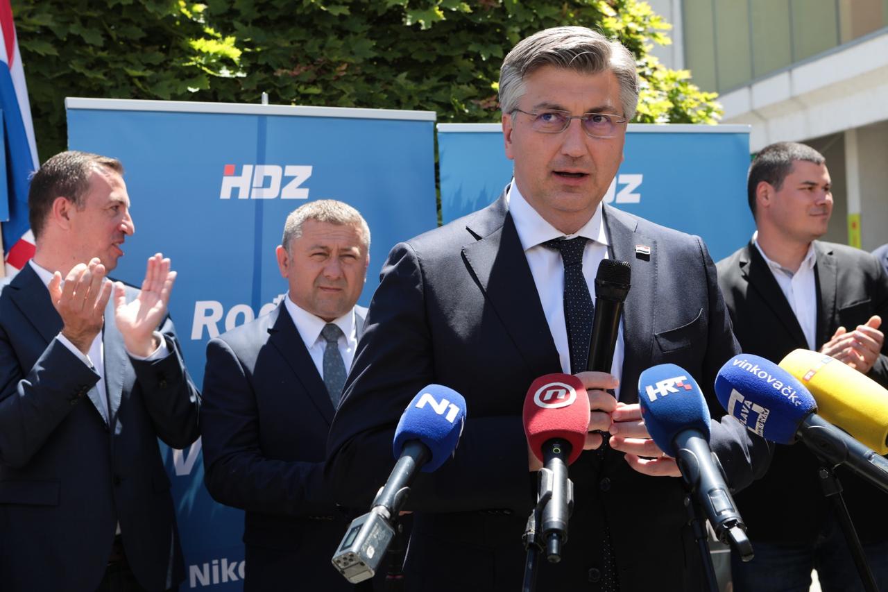 Premijer Plenković posjetio Vukovar te se na kavi družio s građanima