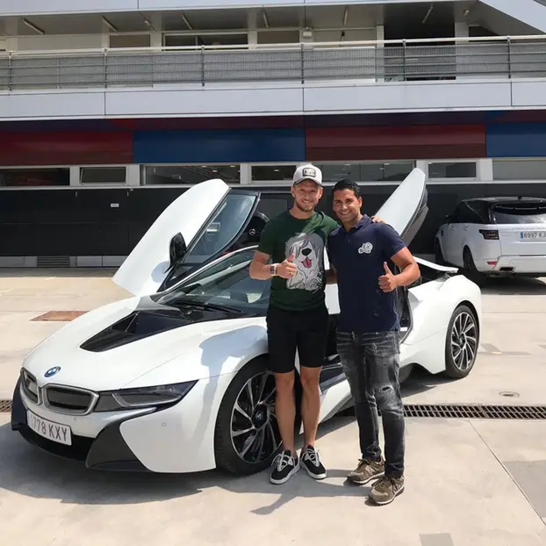 Ivan Rakitić, bivši hrvatski reprezentativac, a danas tehnički direktor Hajduka, također obožava automobile. Prije nekoliko godina je za 130.000 eura kupio BMW i8.