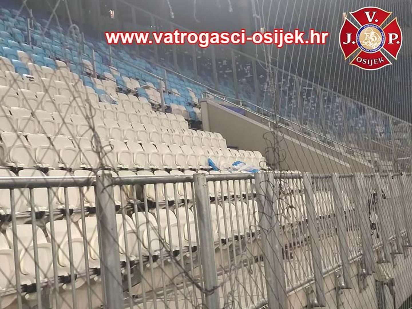 Uništeno je i nekoliko stolaca te zaštitne mreže iza golova.