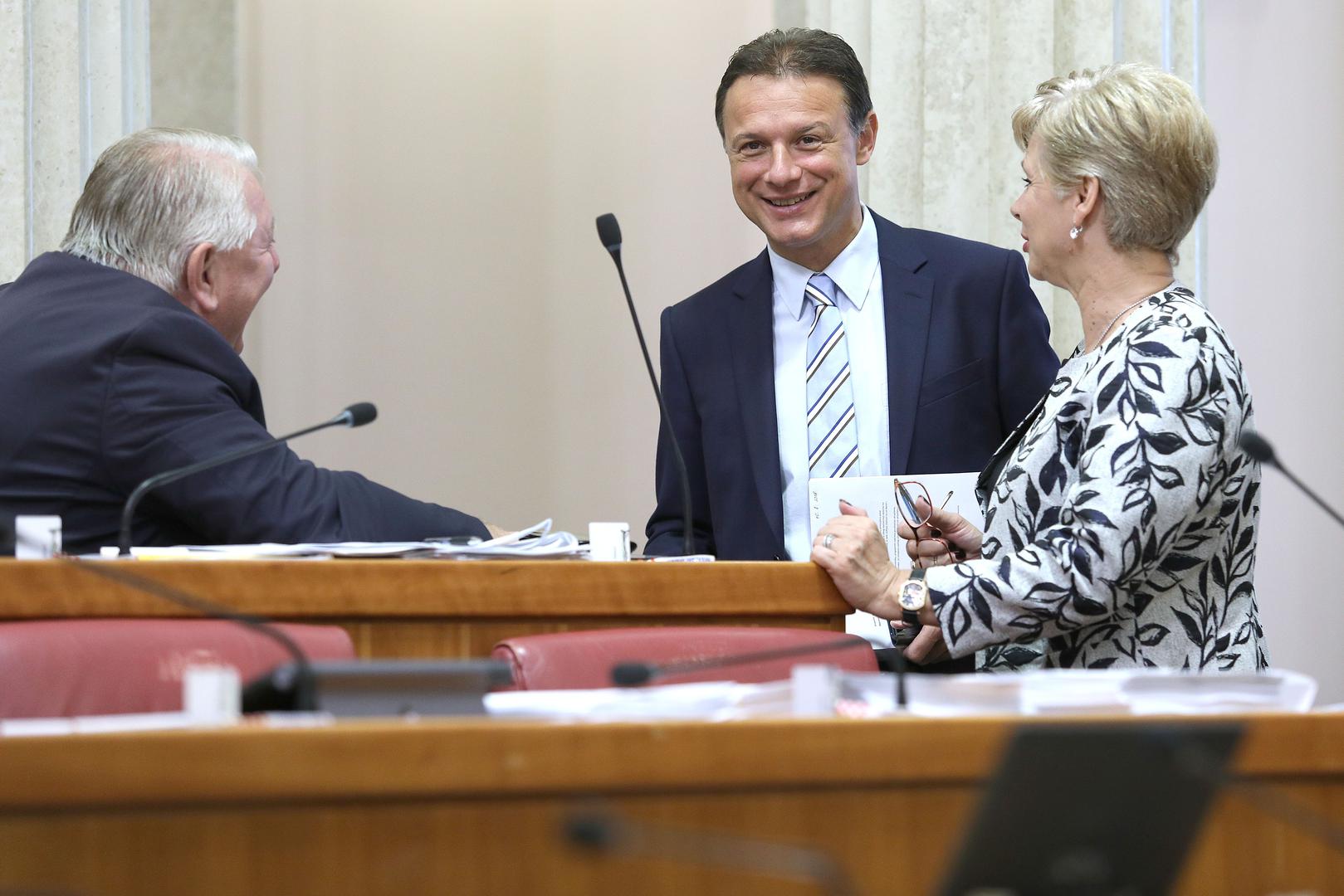 Josip Đakić je Jandrokoviću spočitnuo kršenja poslovnika jer je zastupnicima dozvolio da izlažu svoje stavove bez da su prethodno ispunili prijavnicu za raspravu.
- Moram priznati da je kolega Đakić u pravu, dozvolio sam sudjelovanje u raspravi bez prijavnica jer sam mislio da će rasprava ići u nekom normalnijem smjeru. Dajem sam sebi opomenu - rekao je Jandroković.