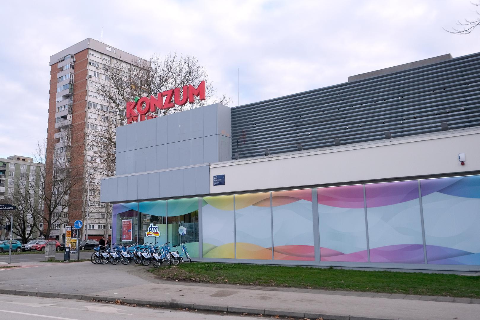 Bivša Nama Srednjaci zadržala je svoj poslovni "štih" te se ondje danas nalazi veliki dm. 