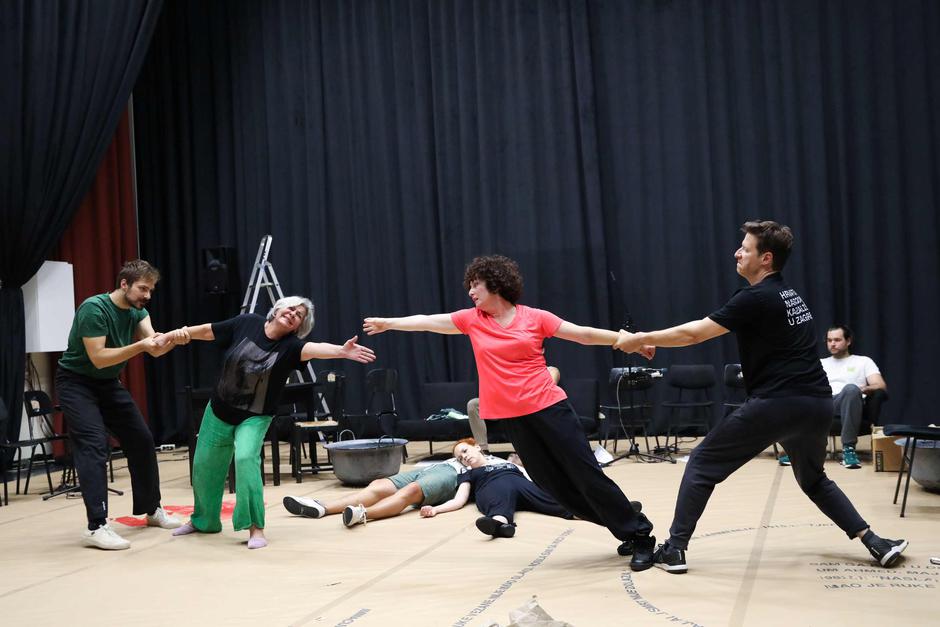 Predstava "Budi uvijek kao zmaj"