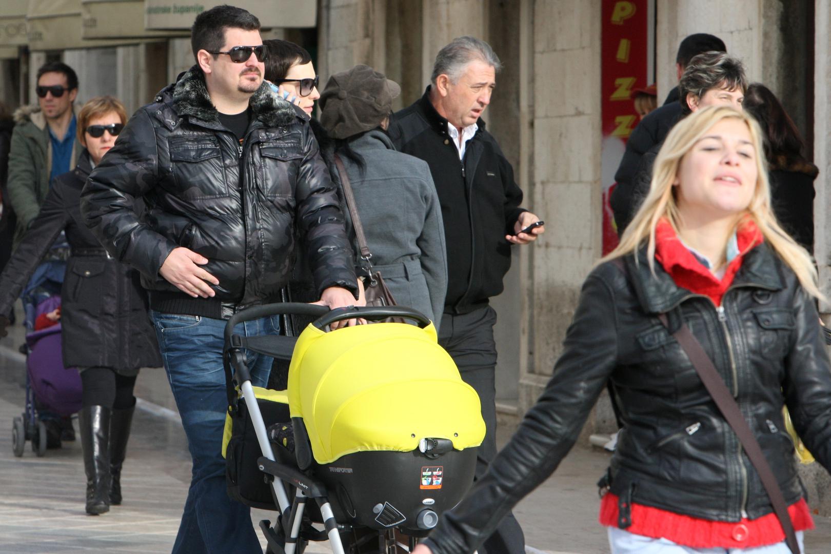 Kombinirajući liposukcijsku dijetu, redovito vježbanje i potpuno izbacivanje alkohola i duhana, pjevač je uspio smršavjeti preko 25 kilograma. Peco je ranije otkrio da je dan započinjao s nekoliko krafni, burekom ili pizzetama, dok su večeri bile rezervirane za gemišt i 'jack colu'. 