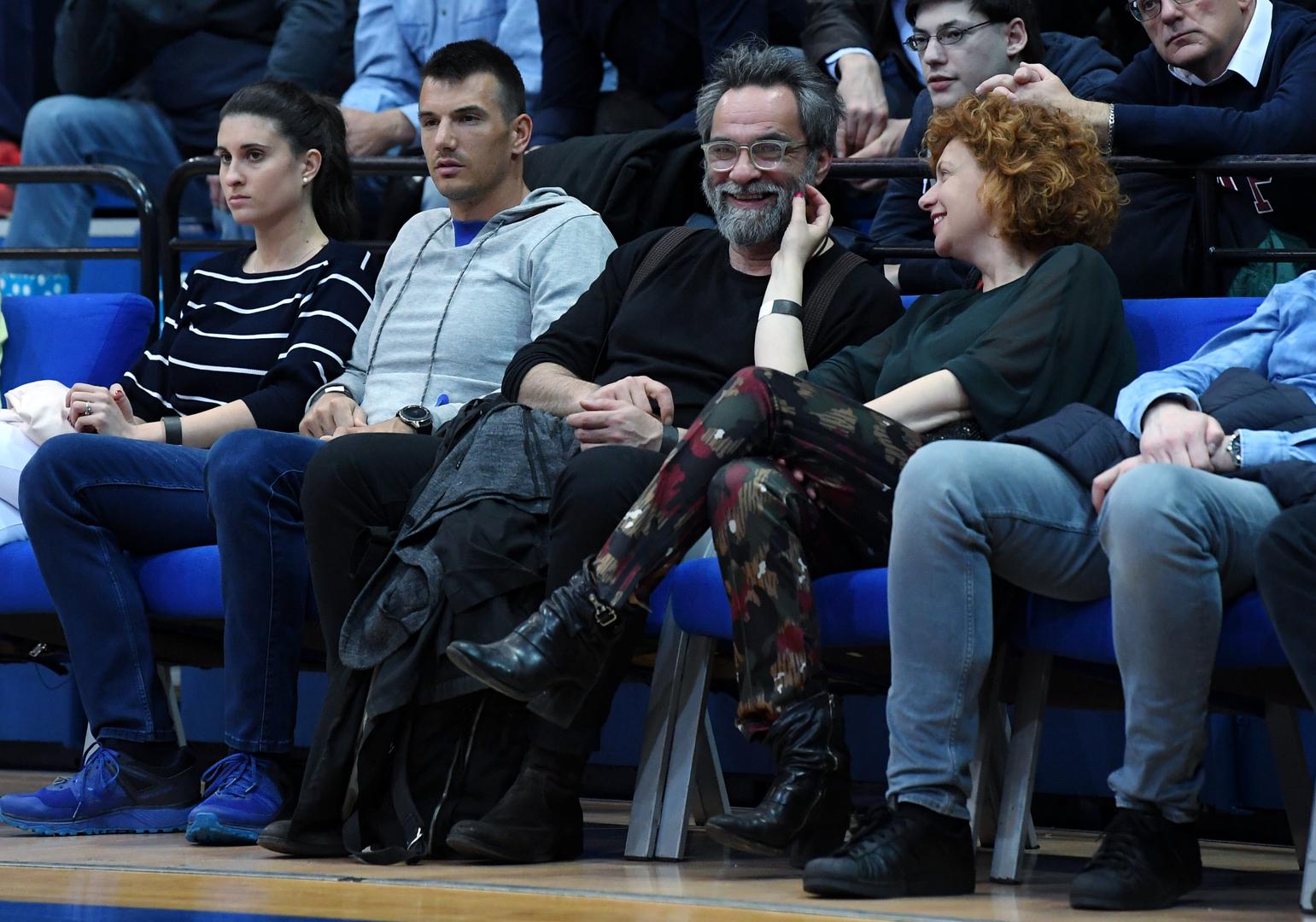 'Dogovorili smo se da nećemo govoriti u javnosti o našoj vezi i tako smo se sačuvali dvije godine. Onda me zeznuo jer je pred premijeru svoje predstave 'Zagreb 2020' dao intervju u kojem je sve izblebetao i onda me sprdao da je njegov intervju čitaniji od mog. Ali to je možda novo normalno da frajeri pričaju o ljubavi, a frajerice o poslu', rekla je Nina za Večernji.