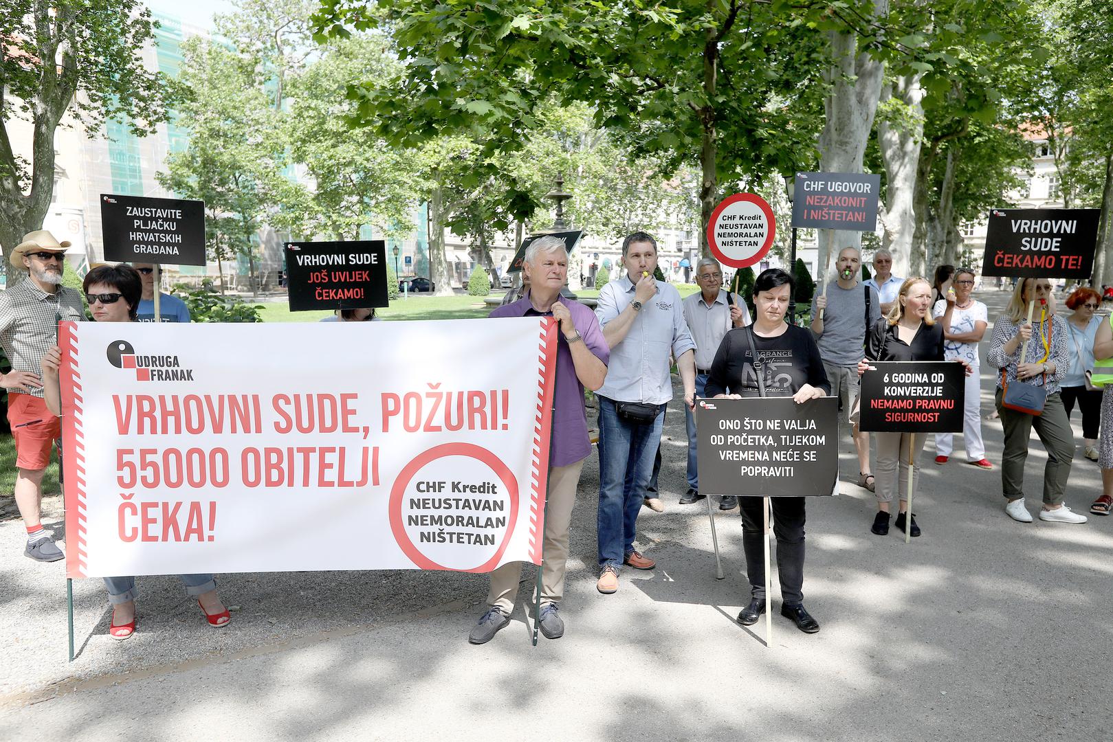 24.05.2022., Zagreb - Udruga Franak odrzala je u parku Zrinjevac prosvjed jer, kako navode, cetiri godine nakon pravomocnosti kolektivne presude u slucaju Franak, jos uvijek na najvisem sudu nije odgovoreno na pitanje nistetnosti ugovora s valutnom klauzulom CHF.  Photo: Patrik Macek/PIXSELL
