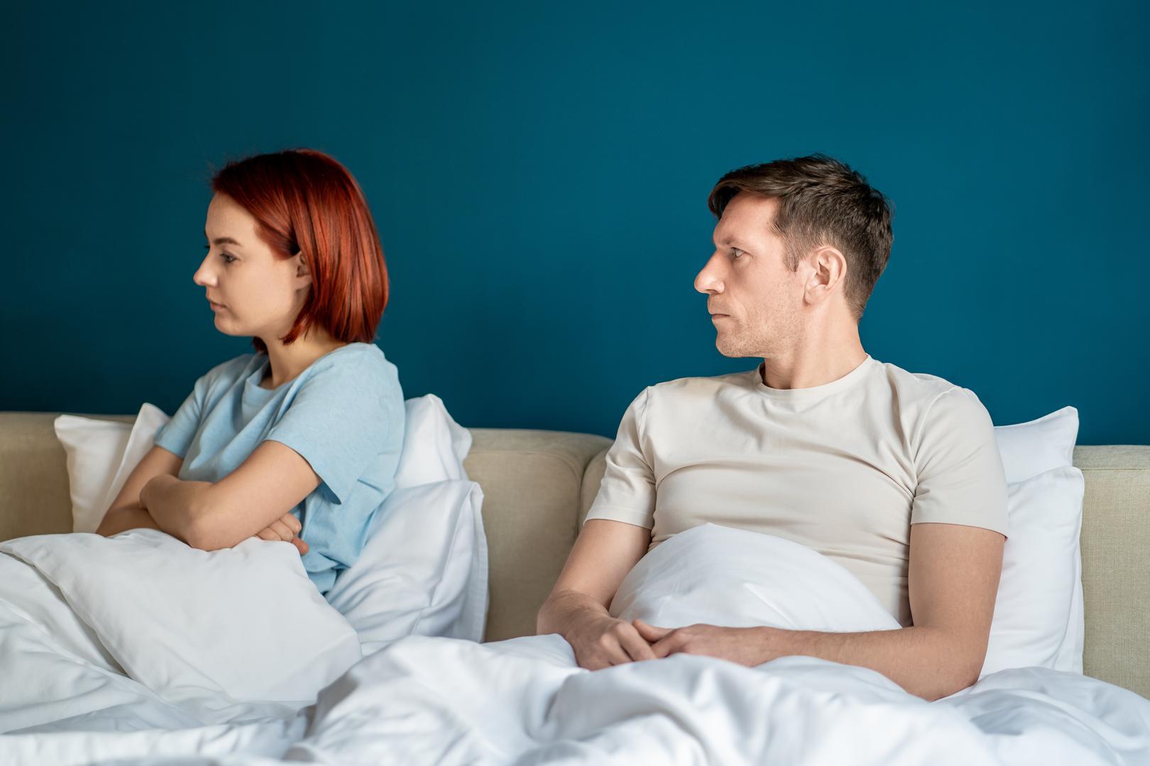 Seks se neprestano razvija, a s njim i naši stavovi, želje i granice. Iako se ponekad može činiti teško pratiti sve promjene, jedno je sigurno – važno je razgovarati o njima. U spavaćoj sobi ne postoje stroga, univerzalna pravila i ono što je jednoj osobi uzbudljivo, drugoj može biti potpuno nezanimljivo ili čak tabu. Upravo zato su komunikacija, poštovanje i otvorenost ključ zdravog i ispunjenog intimnog odnosa, prenosi LADBible. 