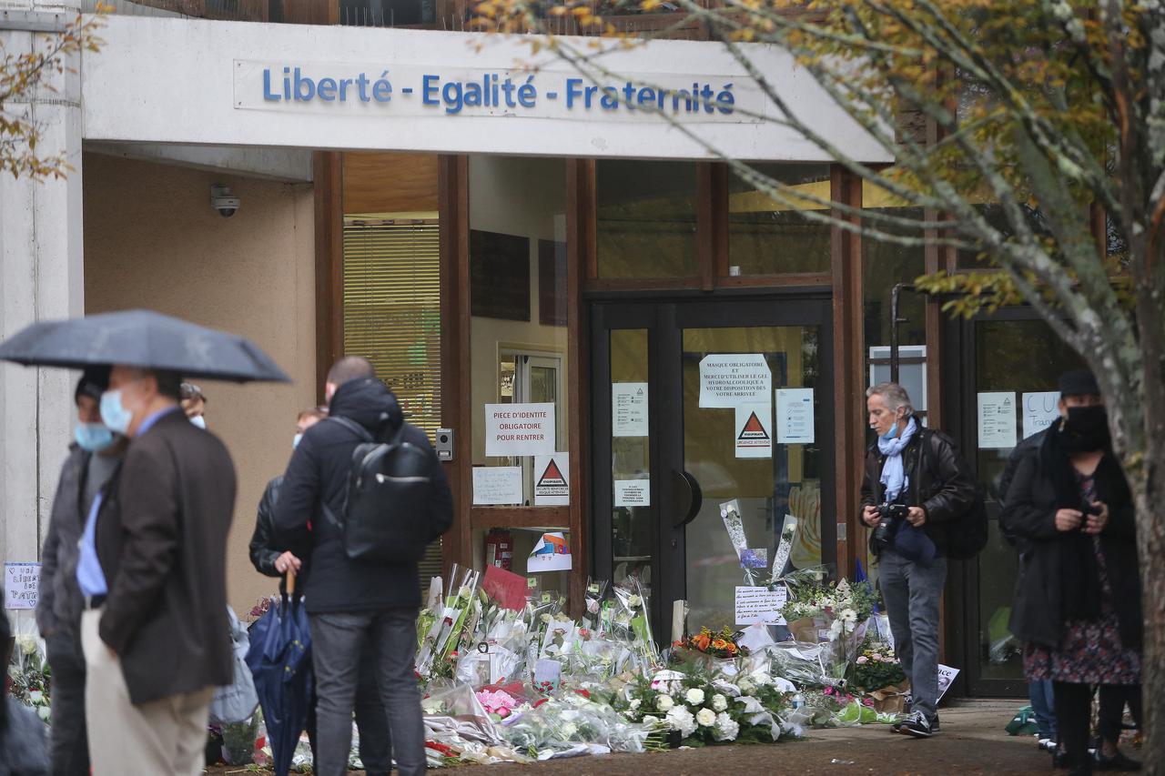 Marche Blanche en hommage à Samuel Paty, l'enseignant assassiné par un islamiste près du collège de l'Aulne à Conflans-Sainte-Honorine
