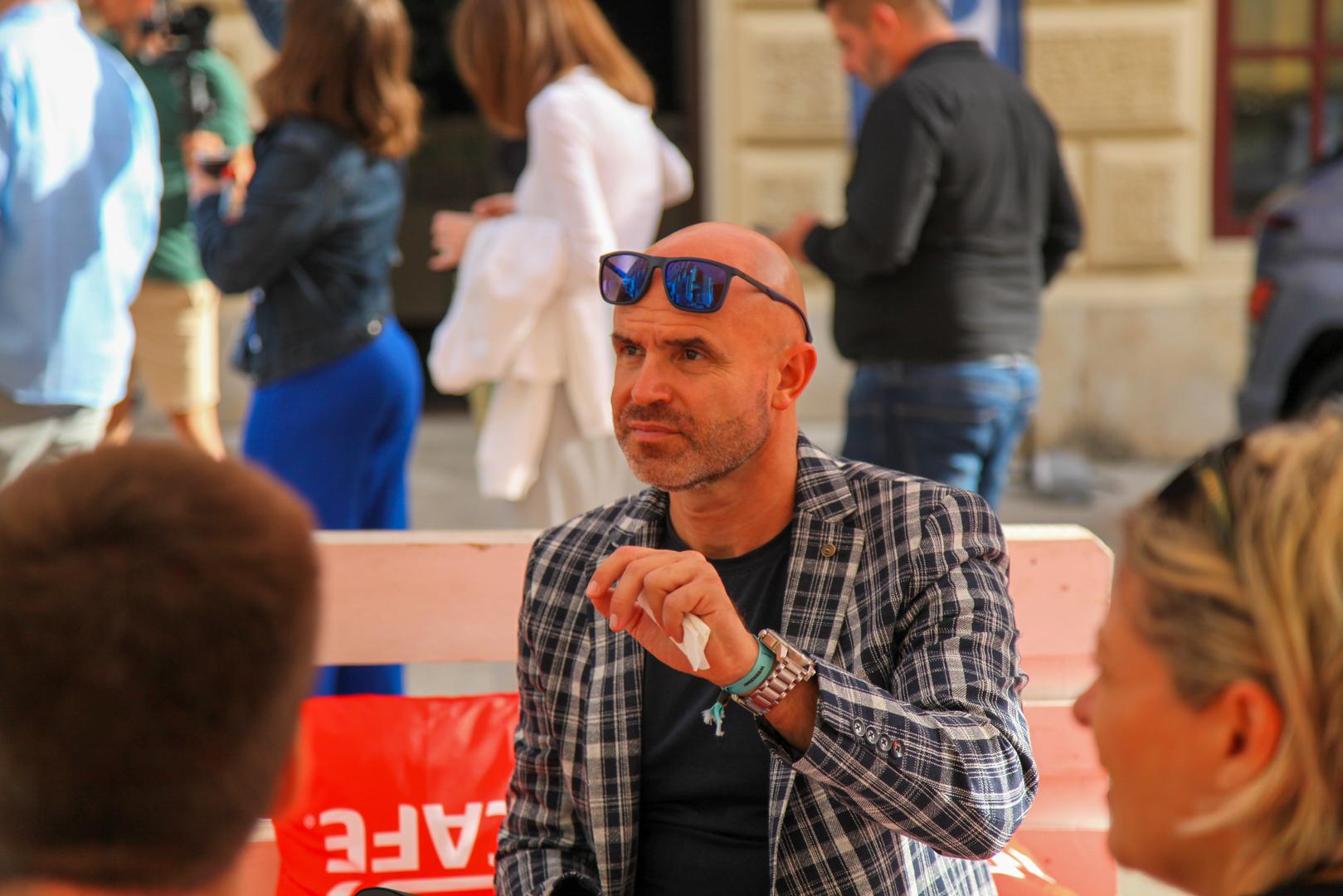 "Odnosi sa sinom Leom su izvrsni. Budući da živi s mamom, ne viđamo se svaki dan, ali se trudim biti upućen u sve važnije stvari koje se događaju u njegovom životu", rekao je Davor u intervjuu za 24 sata.