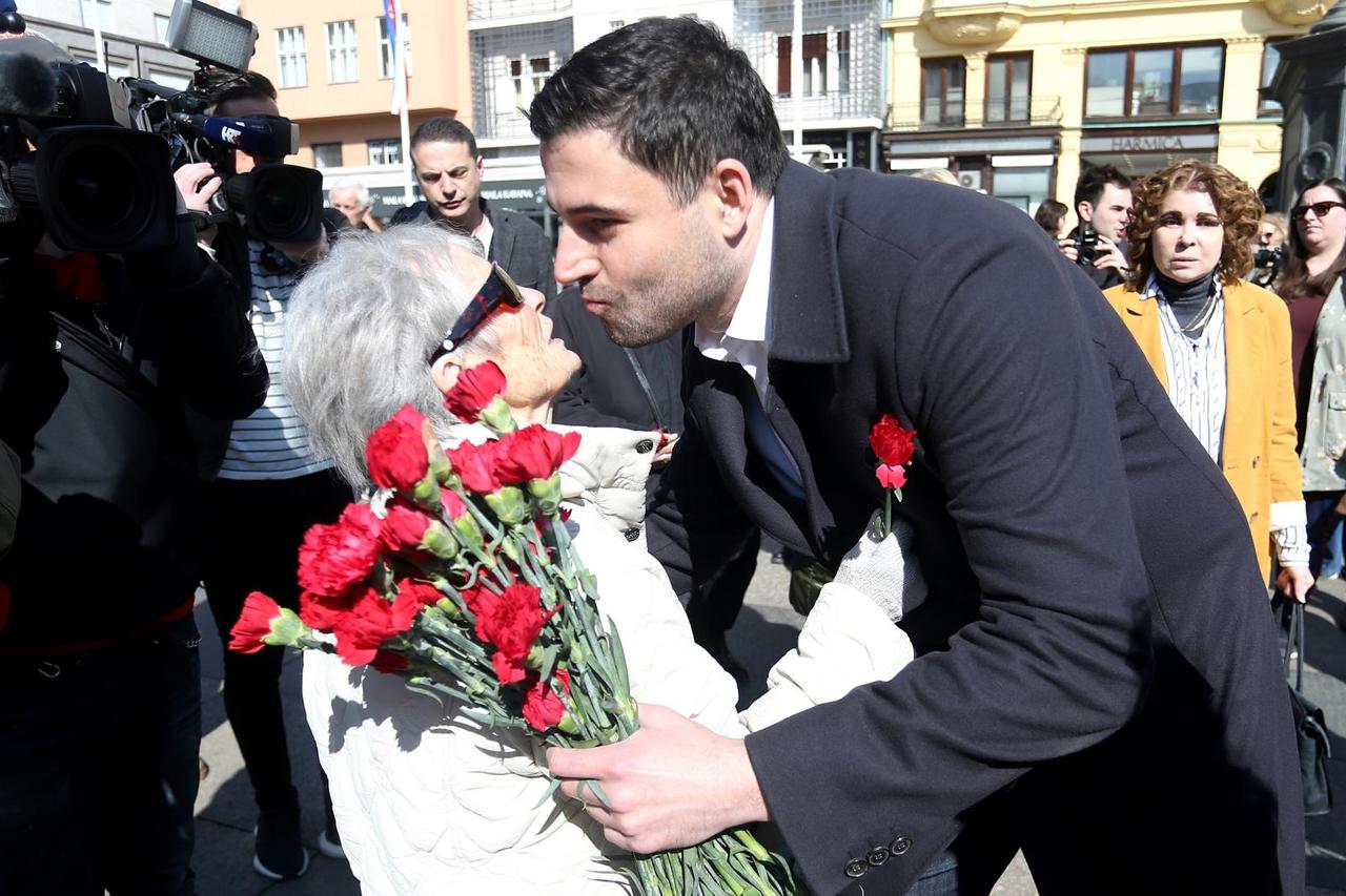 Zagreb: Bernardić i Maras ženama dijelili karanfile i dali izjavu povodom Međunarodnog dana žena