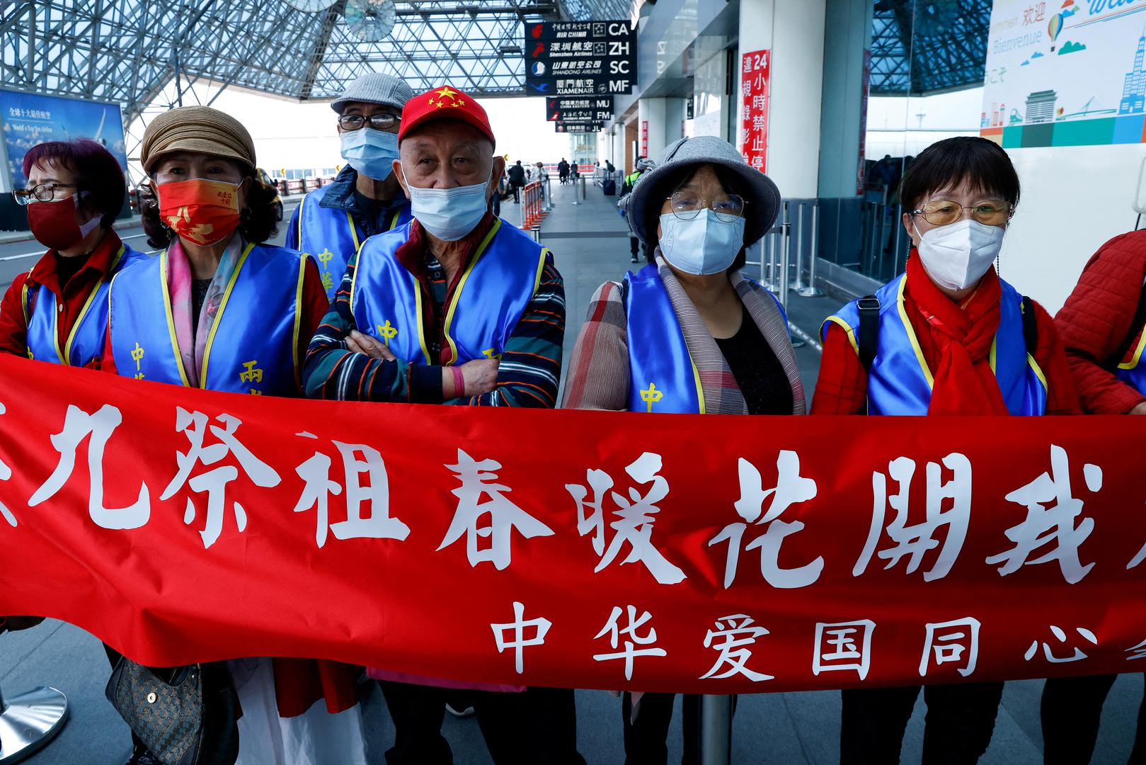 Supporters gather outside the airport to welcome former Taiwan President Ma Ying-jeou for his visit to China in Taoyuan, Taiwan March 27, 2023. REUTERS/Ann Wang Photo: Ann Wang/REUTERS