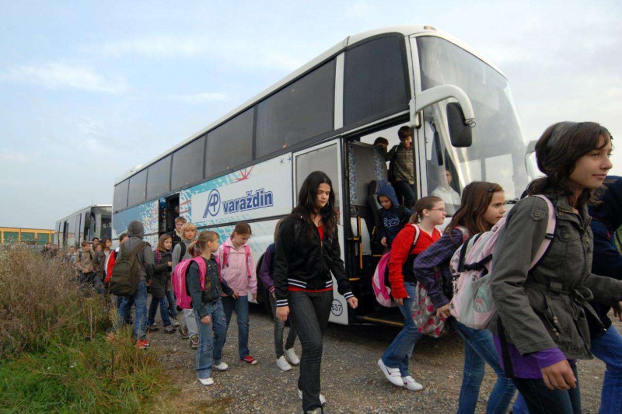 '16.09.2010. Biskupec, Varazdin, Policija i prometni inspektor provjerili u kakvim se autobusima voze osnovnoskolci Photo: Marko Jurinec/PIXSELL'