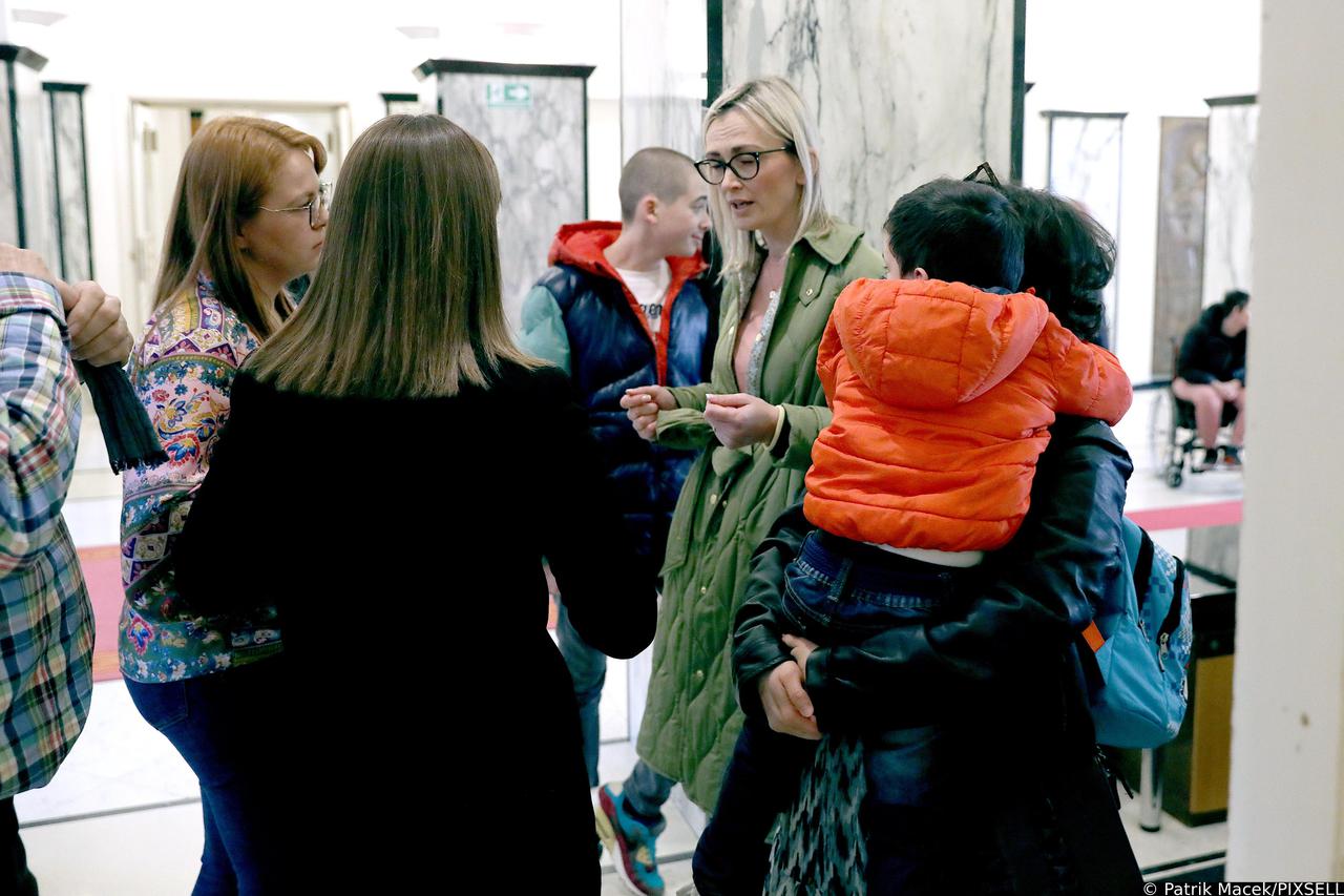 Zagreb: Roditelji njegovatelji stigli s djecom u Sabor na glasanje o izmjenama Zakona