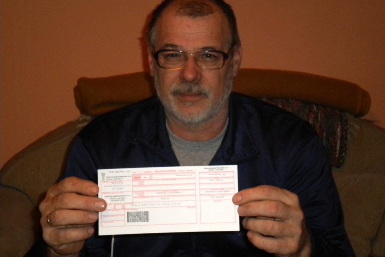 \'SLAVONIJA  24.02.2012. VUKOVAR - Veselin Grbic sa opomenom od jedne lipe na ime duga vukovarskom Vodovodu  Branimir Bradaric/Vecernji list                                             \'