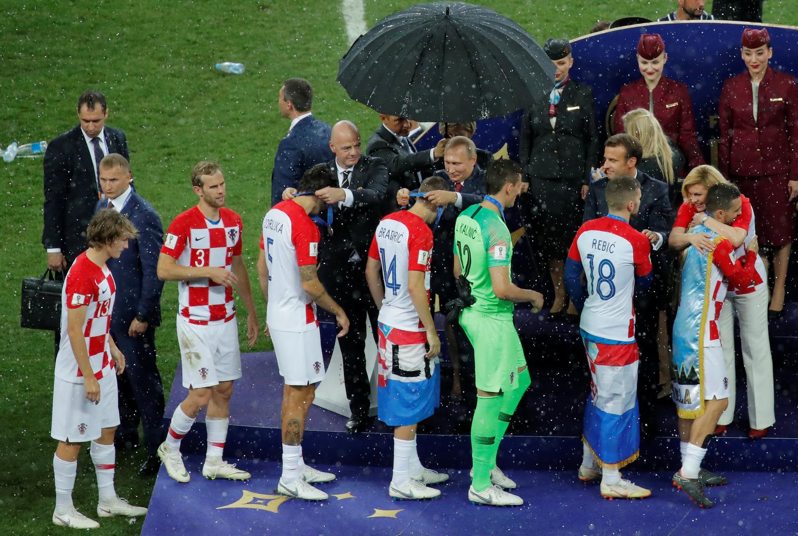 Kolinda se nakon utakmice našla u društvu kolega Vladimira Putina i Emmanuela Macrona.
