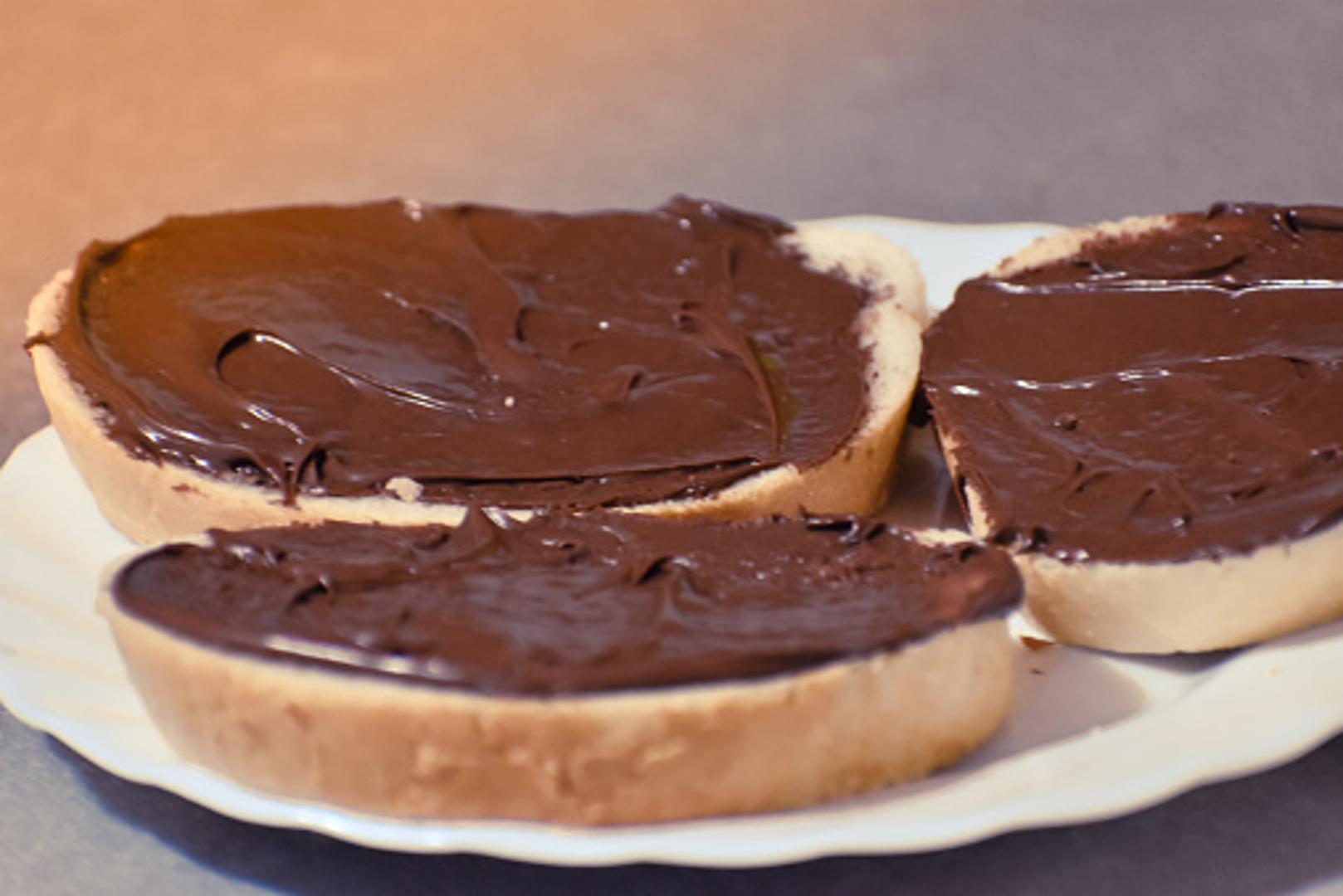 Omiljeni namaz od lješnjaka mnogi će pojesti "na žlicu" i uživati u kremastom okusu bez ikakvih dodataka. no, Nutella je toliko omiljeni namaz da se kombinira u gotovo svim kombinacijama, kada su slastice u pitanju. Ovo su zanimljivosti o Nutelli, a koje vjerojatno niste znali...