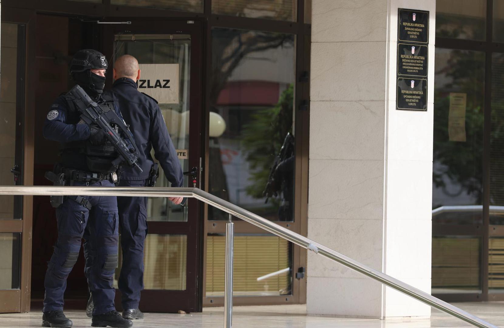 Pravosudna policija ispraznila je zgradu, a protueksplozivni tim odmah je pristupio pretrazi prostora.
