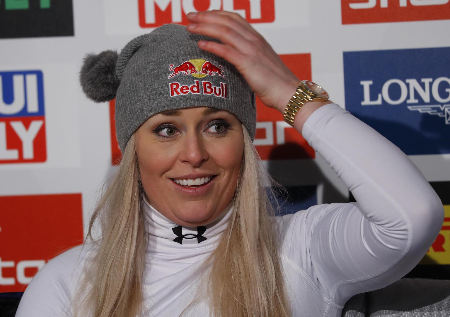 U izborima za  najljepšu ženu svijeta uvijek je bila u vrhu, čime je njezina popularnost još više rasla. Svoj izgled uspješno je naplaćivala, a američki mediji nagađaju da je Lindsey dosad zaradila više od 10 milijuna eura