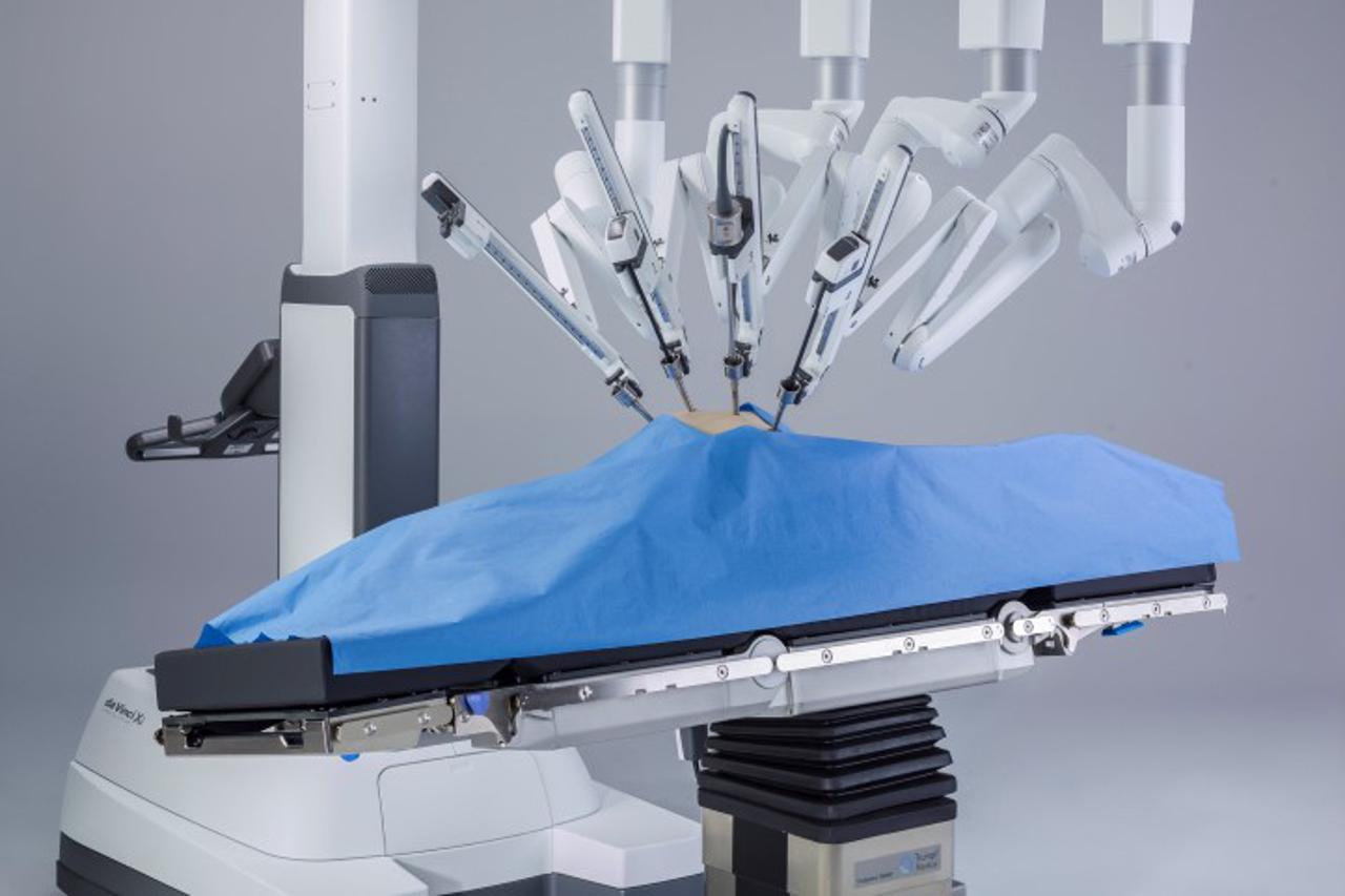 Robotski operacijski stol 