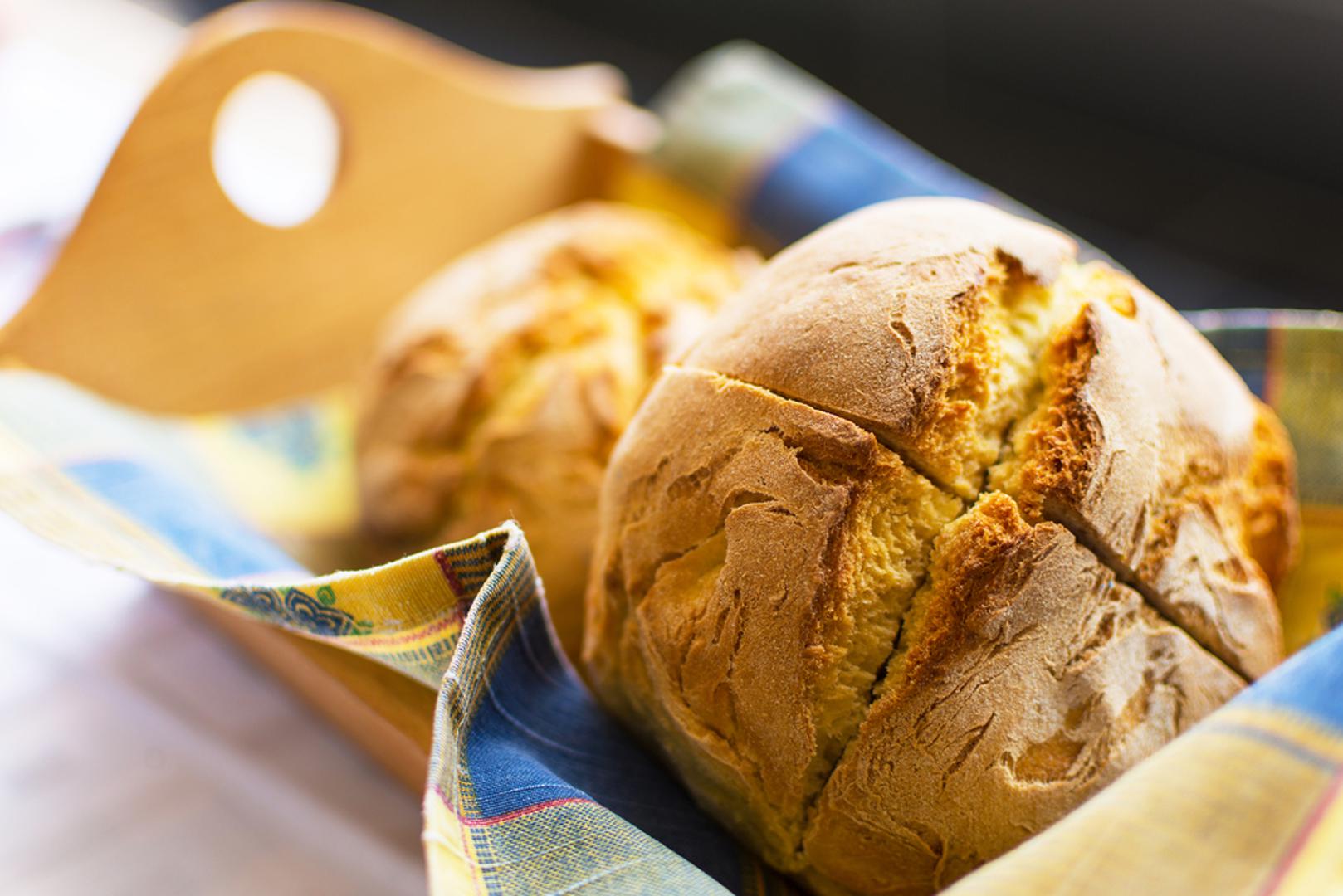 Također, ovaj će način produljiti trajanje kruha čak do sedam dana, a sve što trebate napraviti je zamotati ga u voštani papir! Iako je vjerojatno većina nas pokušavala držati kruh u hladnjaku i u raznim vrećicama i kutijama, jednostavno ništa nije dovoljno dobro da ga održi svježim. 
