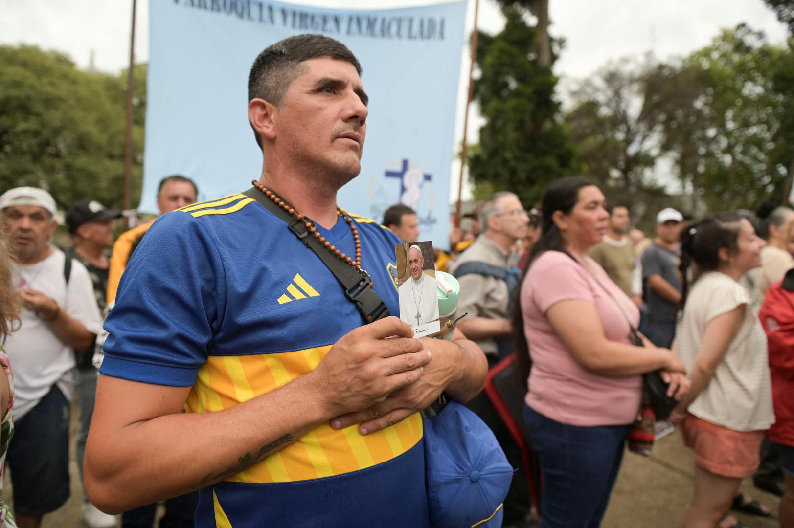 U susjednom Brazilu, najvećoj katoličkoj zemlji na svijetu, ljudi su se također pridružili molitvama. "Kao katolik smatram da se ne radi samo o štovanju Krista, već i o molitvi za papu, molitvi za našu crkvu i molitvi za svijet", rekao je Helio Martins Da Silva, vjernik u Sao Paulu.
