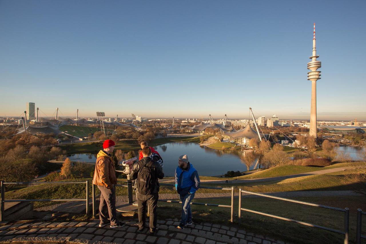Panoramski pogled na Muenchen i neke njegove znamenitosti