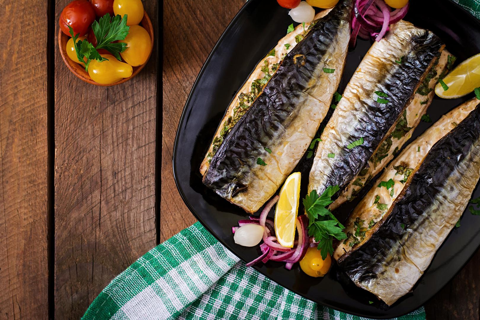 Riba – vrhunski izvor omega-3 masnih kiselina. Plava riba, u koju se ubrajaju tuna, skuša, papalina, srdela i palamida, obiluje selenom. I morski plodovi kamenice i rakovi također su bogati cinkom. Cink smanjuje produkciju masnoća i može biti efikasan u kontroli stvaranja novih akni kao u i liječenju postojećih.