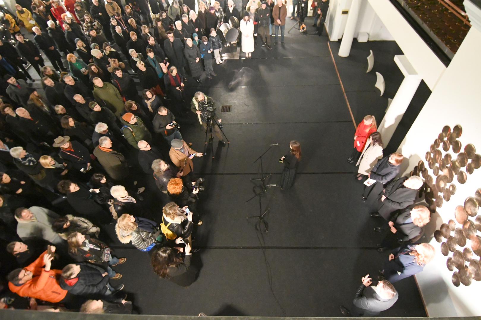 Vojin Bakić (Bjelovar, 1915 – Zagreb, 1992) jedan je od najznačajnijih međunarodno priznatih hrvatskih kipara 20. stoljeća. Studirao je na Akademiji likovnih umjetnosti u Zagrebu, u klasi Frane Kršinića i specijalizirao kod Ivana Meštrovića