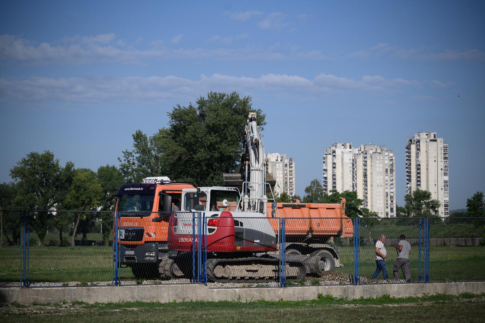 Naime, počela je sanacija površina oštećenih 5. srpnja za vrijeme koncerta Marka Perkovića Thompsona koji je okupio oko pola milijuna njegovih obožavatelja, a iz menadžmenta glazbenika poručuju kako će popularno okupljalište ljubitelja konjičkog sporta za desetak dana zablistati u potpuno novom ruhu.