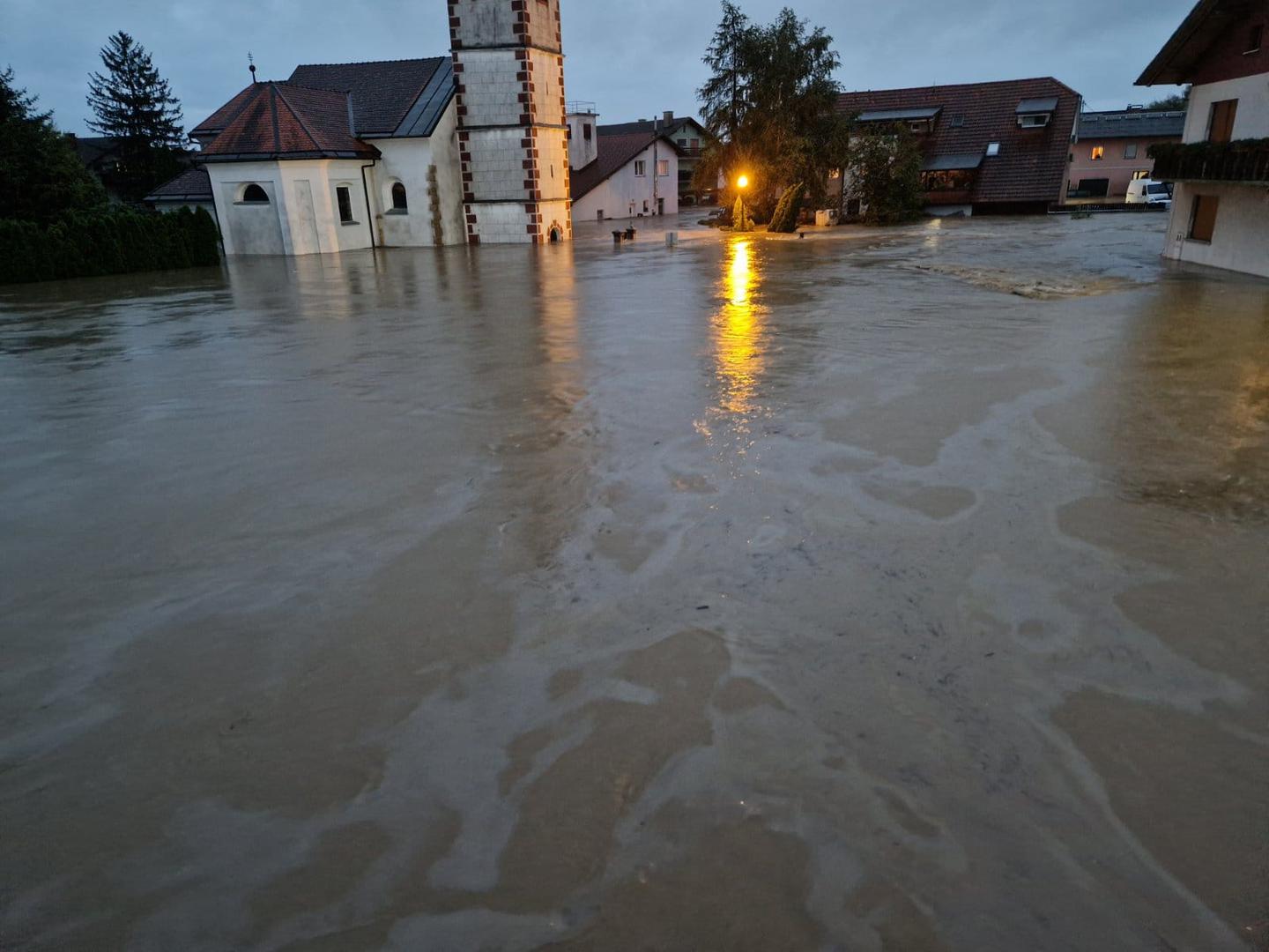 Zapovjednik Civilne zaštite Srečko Šestan rekao je da je na mnogim mjestima onemogućen pristup ugroženim područjima. Iz kampa Menina nekoliko je ljudi moralo biti spašavano helikopterom, a problema ima i s komunikacijama.