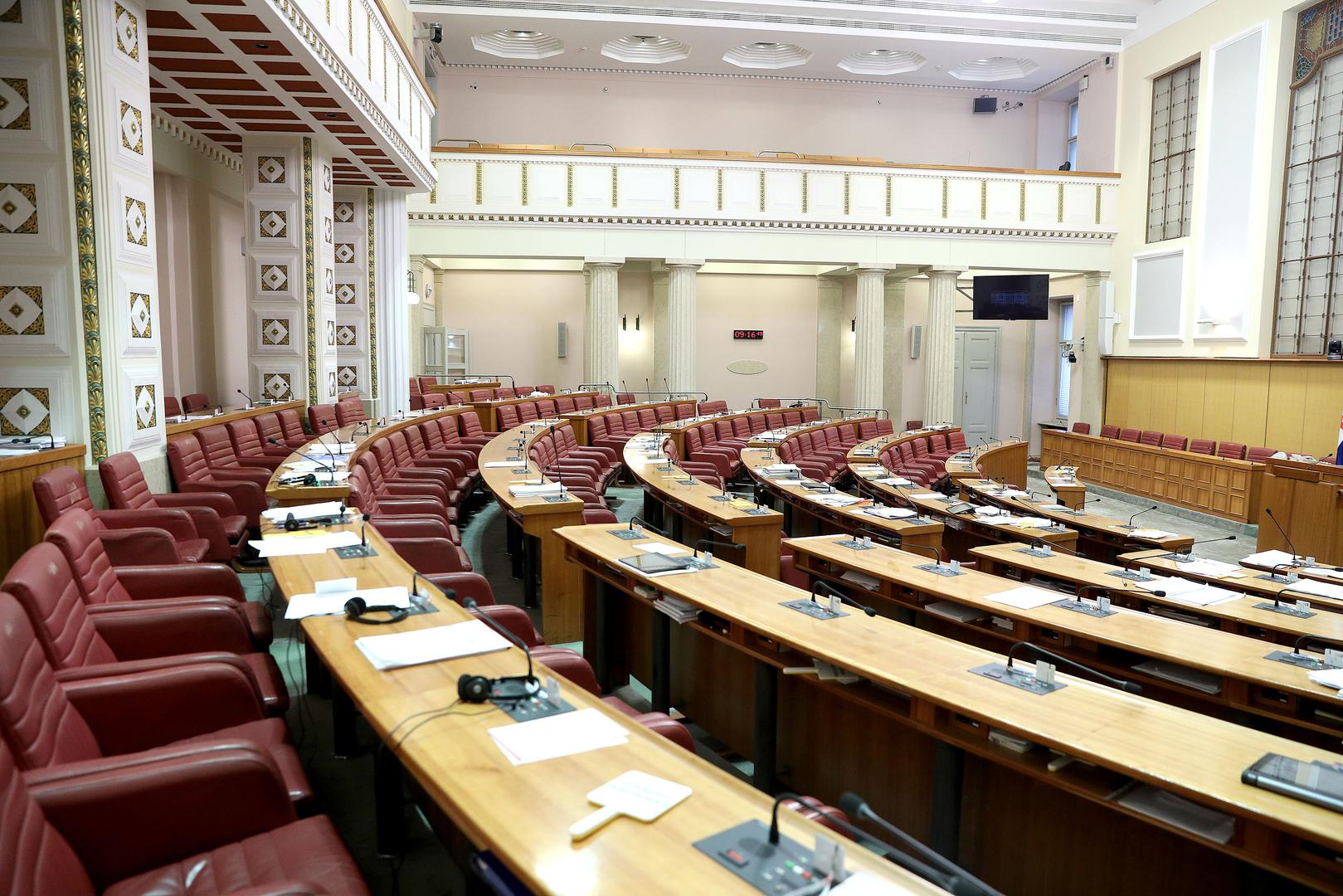 U blagdanskom ugođaju Sabora uživat će samo njegovi djelatnici dok će se zastupnici u klupe vratiti 15. siječnja.