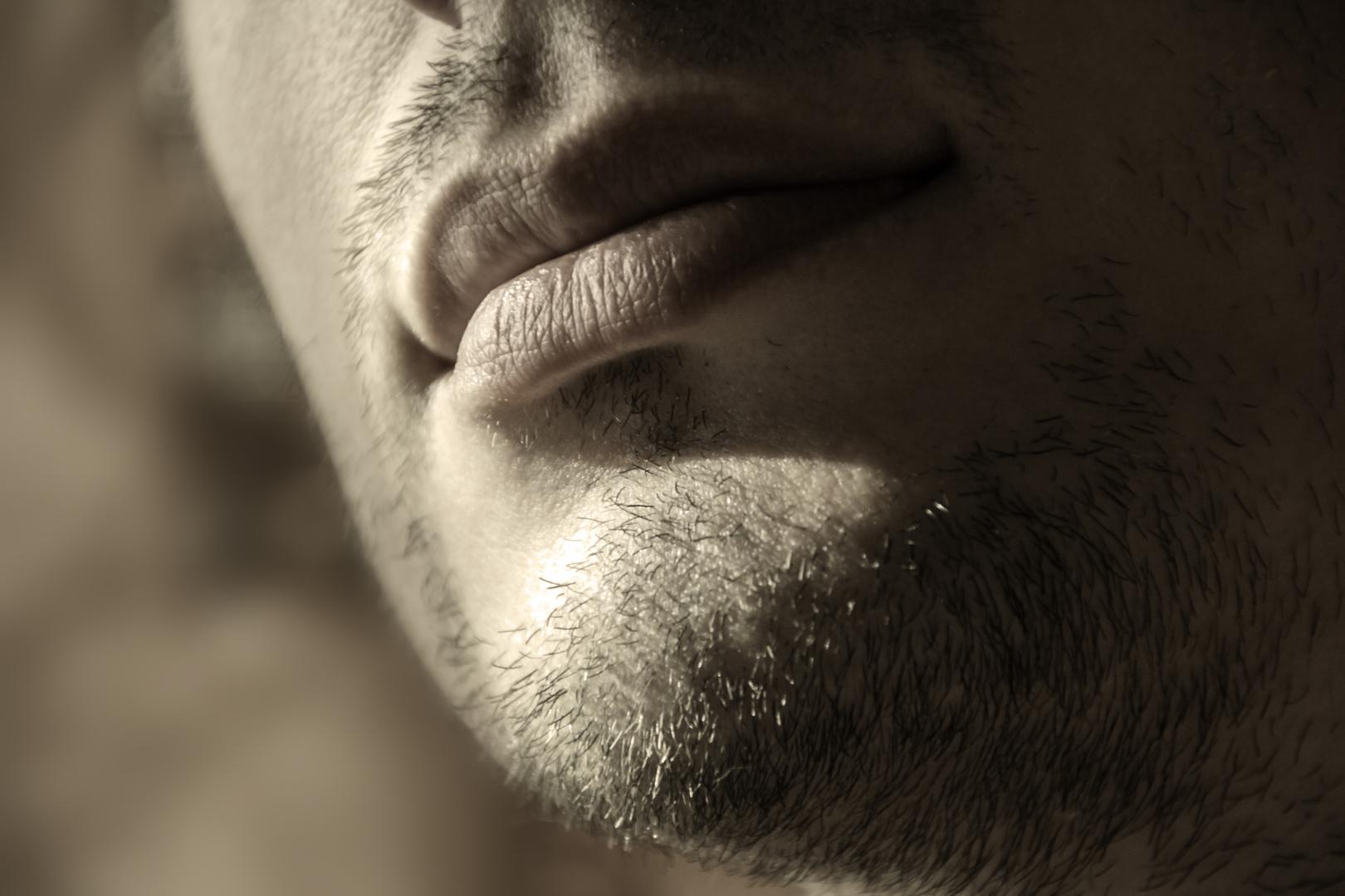 RAPHE - O'Reilly objašnjava da je Raphe linija razdjeljivanja koja prolazi preko središta njegovih genitalija od anusa do vrha njegova penisa, niz perineum, skrotum i vrat. O'Reilly predlaže da upotrijebite jezik kako biste njime pratili tu liniju.