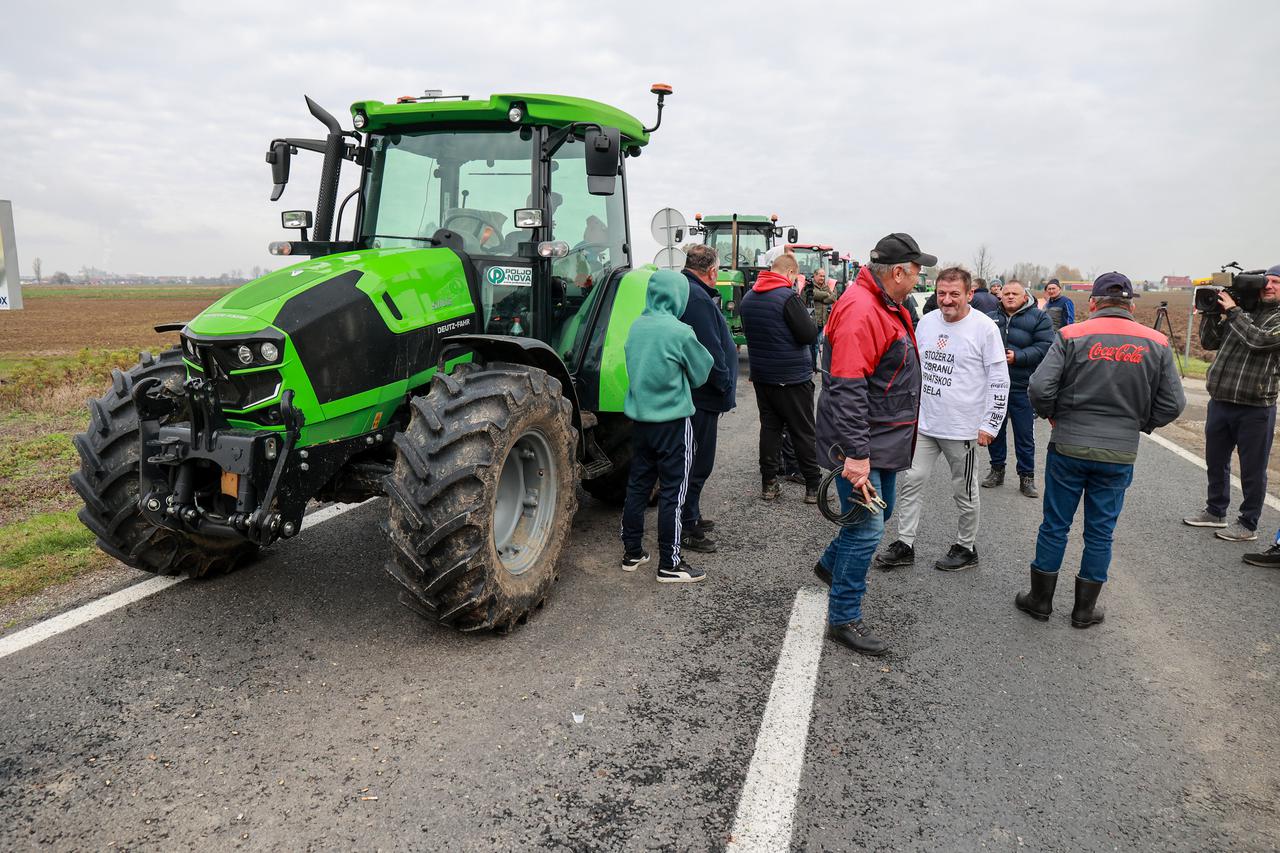 Nezadovoljni seljaci jutros blokirali prometnice i granični prijelaz Županja - Orašje