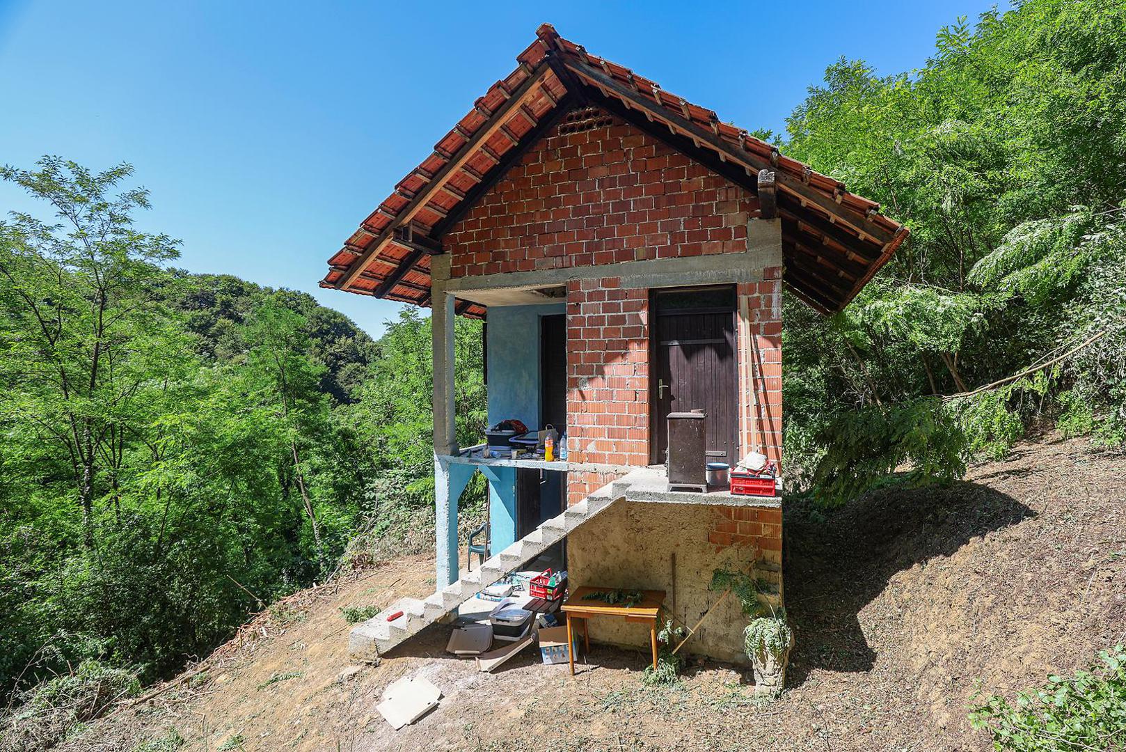 Njegov projekt privukao je i veliku medijsku pažnju, pa smo u srpnju prošle godine do Justusa poslali i fotoreportera Pixsella koji je snimio kako ovaj mladić uređuje kuću, kako kuća izgleda, ali i s čime se bori te što sve prolazi kako bi došao do svoje nekretnine. Sve to pogledate u našoj fotogaleriji.