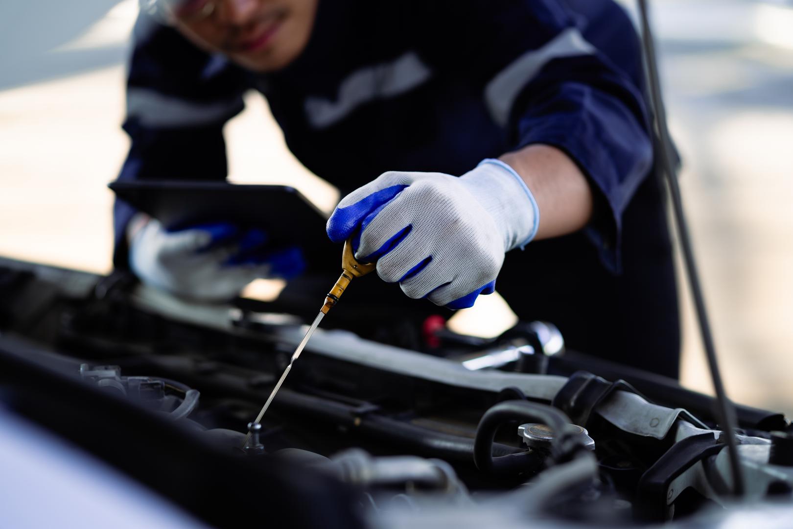 7. Provjeravajte motorno ulje: Jednostavan mjesečni pregled ulja može vam pomoći otkriti probleme na vrijeme i izbjeći skupe kvarove. Razine i boja ulja govore puno o stanju motora.