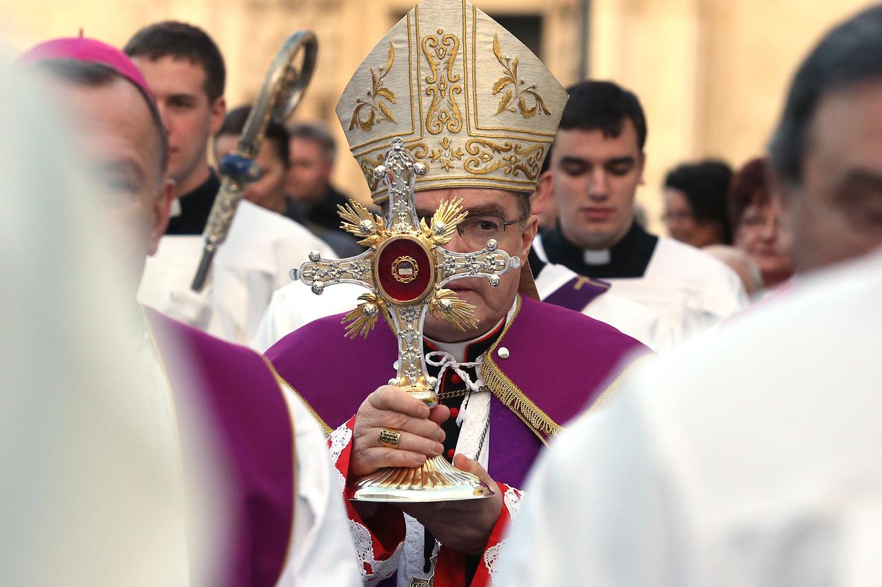 20.02.2015.,  Kaptol, Zagreb - Zagrebacki nadbiskup kardinal Josip Bozanic, polazeci iz zagrebacke katedrale ponio je mocnik blazenog Alojzija Stepinca do crkve Svete Marije na Dolcu prve zupe 