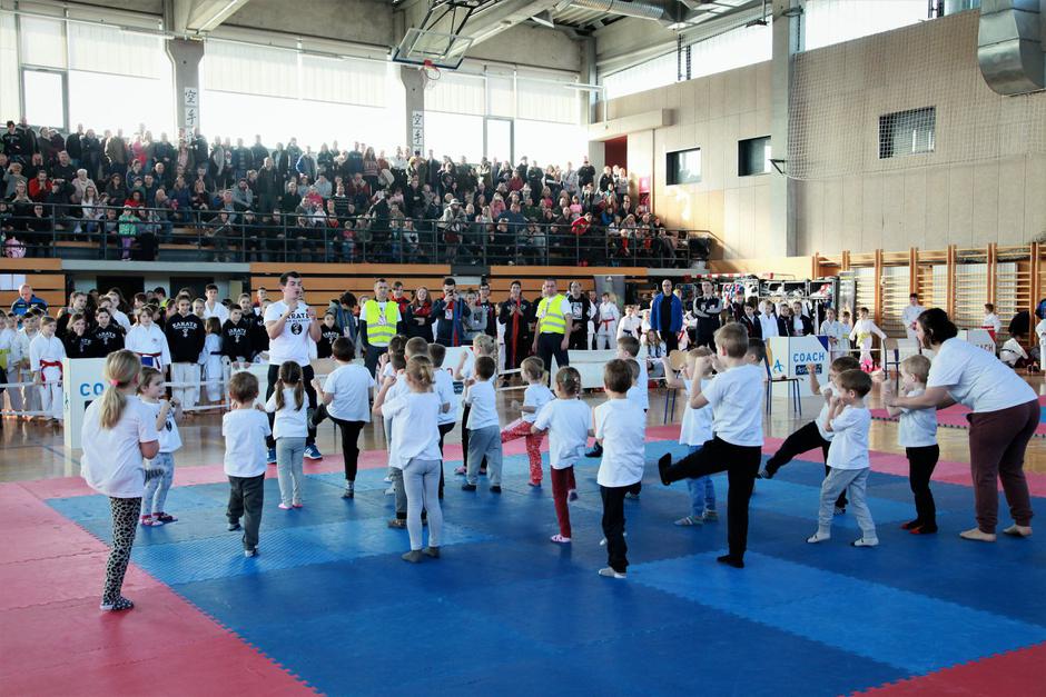 Mladi karatisti iz čak 61 karate kluba odmjerili snage u Ivanić-Gradu
