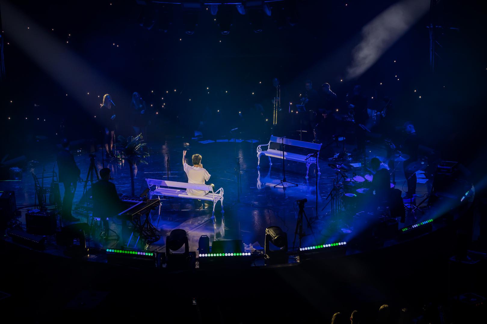 Poseban trenutak večeri donijeli su njegovi specijalni gosti, raspjevani umirovljenici sa splitske Matejuške, s kojima je Jakov i ranije nekoliko puta spontano zapjevao. Zajedno su odali počast Oliveru Dragojeviću, izvodeći neke od njegovih najljepših pjesama.