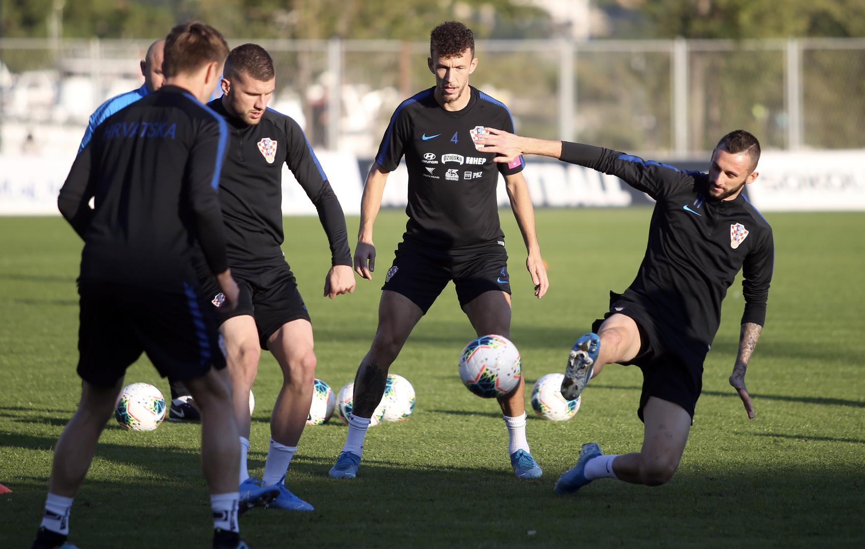 Hrvatska reprezentacija odradila je u utorak i drugi trening na stadionu Anđelko Marušić Ferata u Omišu.