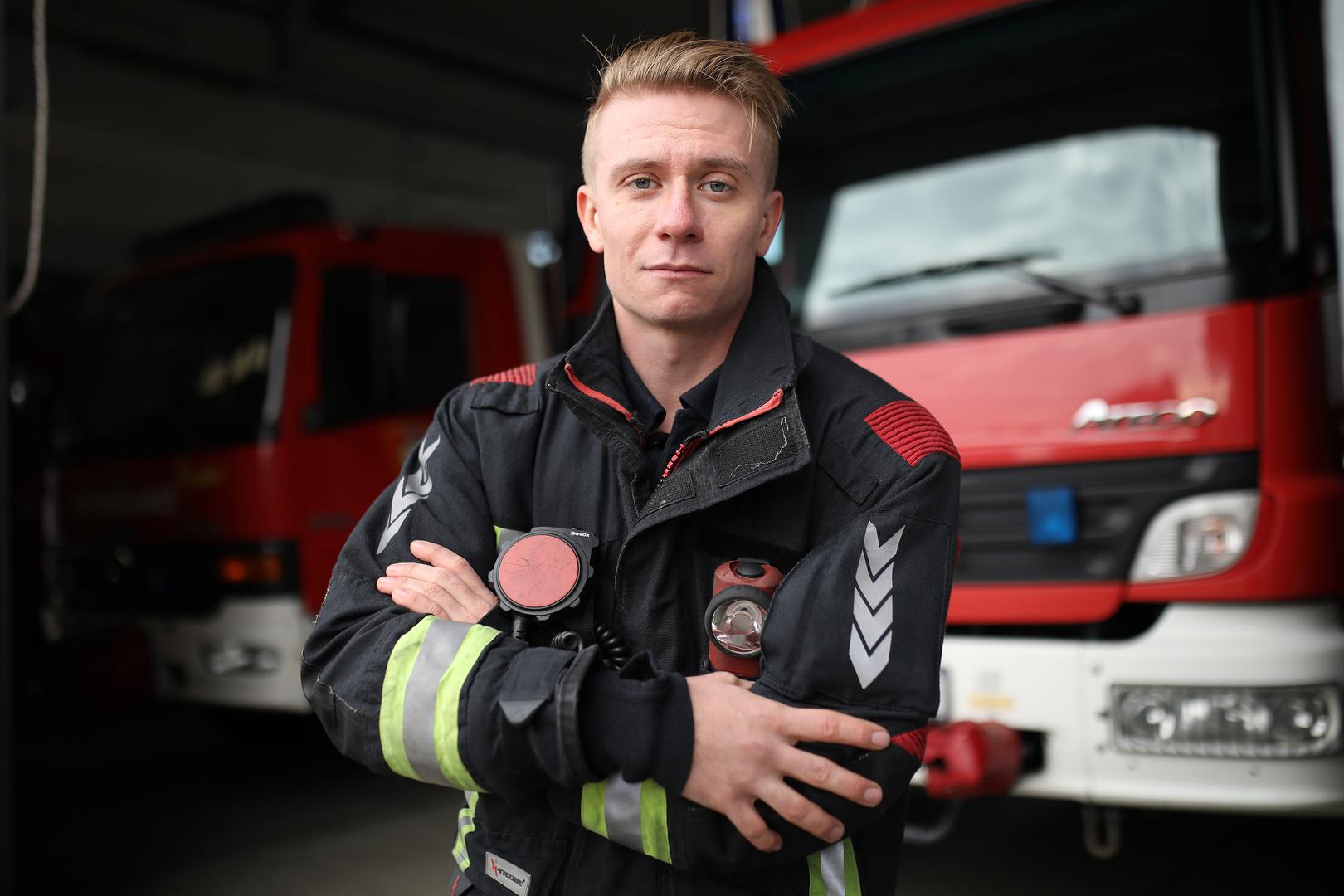 Nosi crveno-plavi kostim, penje se na visine bez straha, skače u pomoć i kad skine kostim ponovno postaje ono što u stvarnosti i jest - profesionalni vatrogasac. Njegovo ime je Maximilian Bindernagel Vujnović, a građani ga poznaju kao velikogoričkog Spider-Mana.