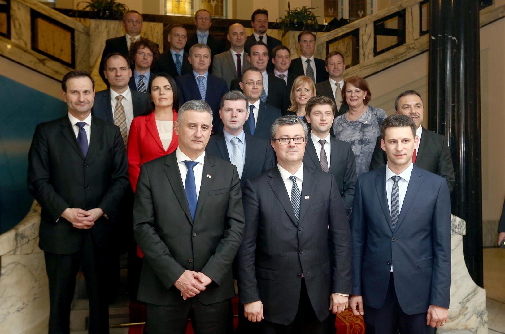 Orešković je ostao zapamćen i po nekoliko jezičnih gafova koji su obilježili njegove prve javne nastupe. Jedan od najpoznatijih dogodio se u prosincu 2015., kada se kao mandatar obratio hrvatskoj javnosti i umjesto da kaže kako će služiti hrvatskim građanima, izgovorio je da će služiti "hrvatskim građevinama".